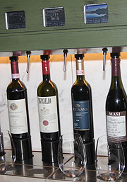 Displays geben Auskunft über die Weine und lassen drei verschiedene Bestellmengen zu (Foto: MartiN Schmitz)